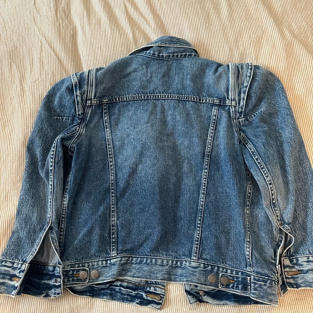 FRAME Blue Denim Jacket. Puffed shoulder. Super cute! - Picture 3 of 6